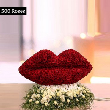 A Passionate Kiss 500 red roses